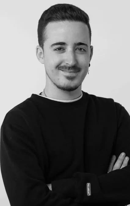 Retrato en blanco y negro de Adrián con los brazos cruzados