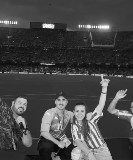 Barbé cantando sobre el césped de un estadio lleno, con el micrófono en la mano