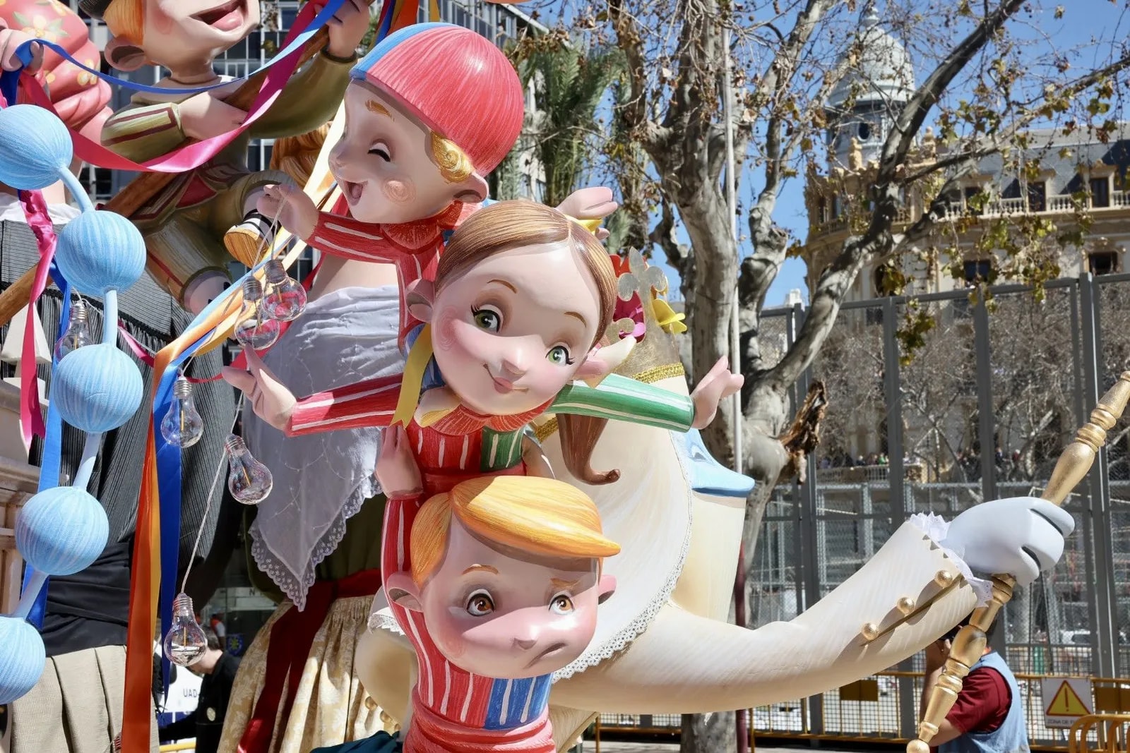 Ninots de una falla valenciana en la calle, con los edificios del centro detrás